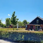 Nieuw Chalet Renesse Met Grote Tuin, Drie Slaapkamers En Op Loopafstand Van Strand En Centrum!