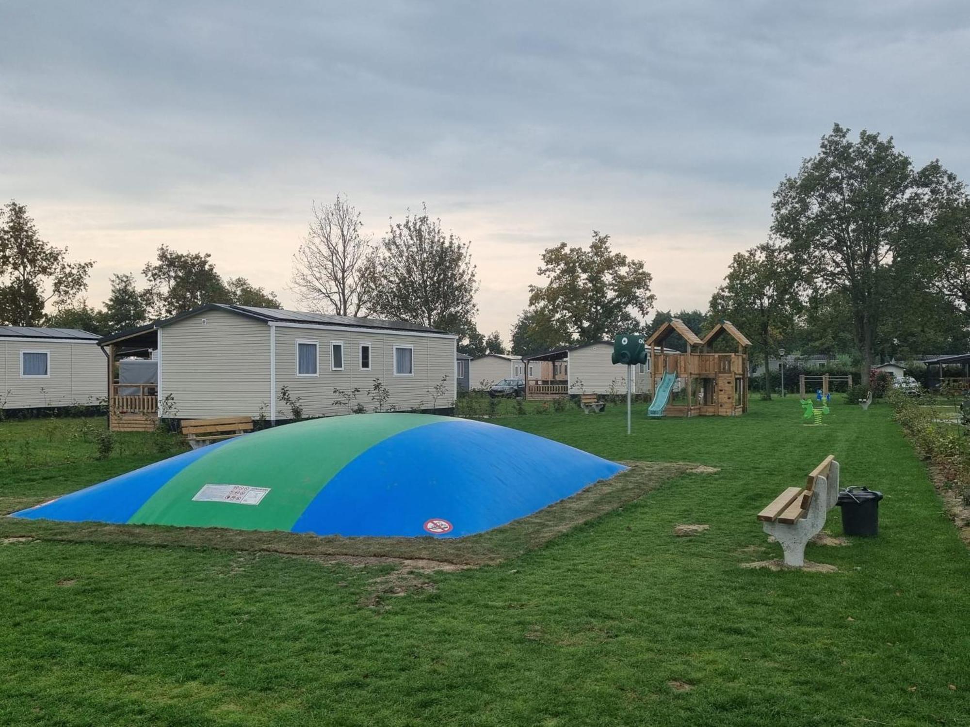 Nieuw Met Grote Tuin, Drie Slaapkamers En Op Loopafstand En Centrum! Chalet